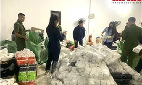 Khởi tố đối tượng sản xuất hàng trăm nghìn đôi bít tất giả mạo nhãn hiệu nổi tiếng