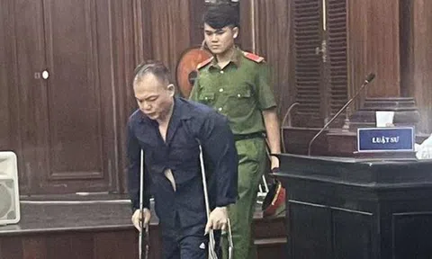 Bị hại bức xúc trước thái độ ngạo mạn của giám đốc chống nạng hầu tòa