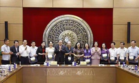 Chủ tịch Quốc hội Trần Thanh Mẫn gặp mặt đại biểu Quốc hội các khóa tỉnh Hậu Giang