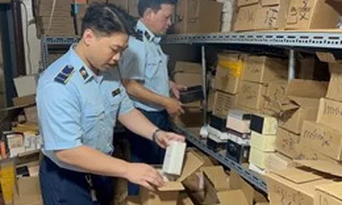 Phát hiện kho nước hoa nghi giả thương hiệu nổi tiếng giữa phố cổ Hà Nội