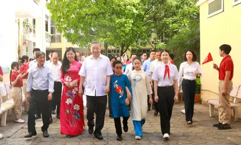 Tổng Bí thư Tô Lâm thăm thầy cô và học sinh Hà Nội nhân Quốc tế thiếu nhi