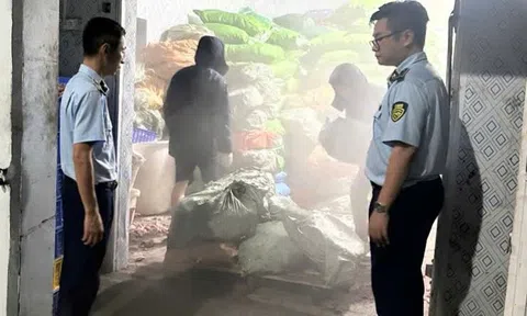 Phát hiện hơn 12 tấn chân gà bốc mùi đang được trữ đông để tiêu thụ