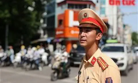 Trật tự giao thông Hà Nội vẫn thông suốt nhờ Cảnh sát giao thông 'gác nắng'