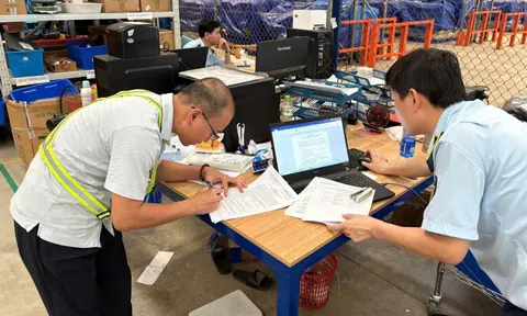 Thu giữ hàng trăm nghìn sản phẩm mỹ phẩm, thời trang nhập lậu