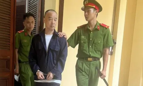 Án tù cho người đàn ông nước ngoài "tiện tay" trộm tiền trên máy bay