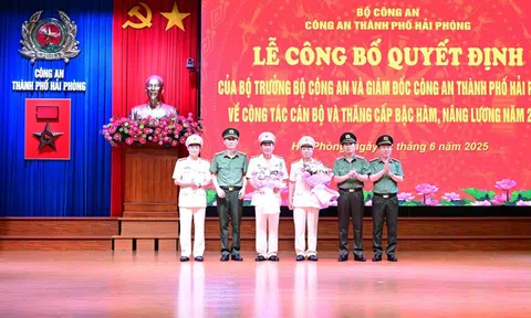Hai Phó Giám đốc Công an Tp.Hải Phòng nhận quyết định nghỉ hưu