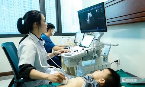 Đề nghị bệnh viện bố trí mái che, quạt chống nóng cho người bệnh