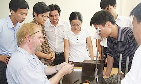 Đề xuất giảm thời gian cấp giấy phép cho lao động nước ngoài tại Việt Nam xuống còn 10 ngày