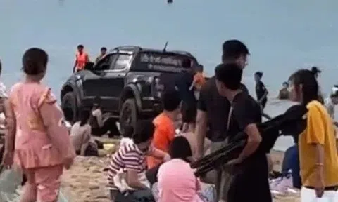 Tài xế lái xe bán tải xuống biển Tuy Hòa xin lỗi về hành động "chơi ngông" của mình