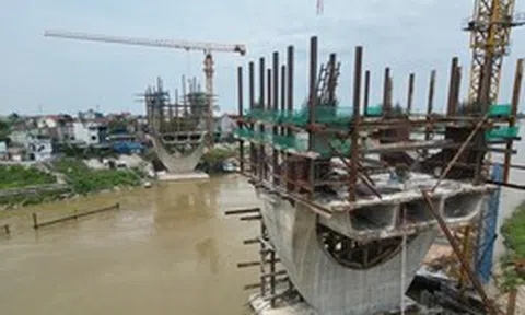 Hai trụ cầu tại dự án nghìn tỷ trơ trọi sau nhiều năm thi công