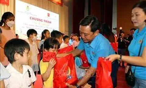 Vui Tết thiếu nhi cùng con em công nhân lao động