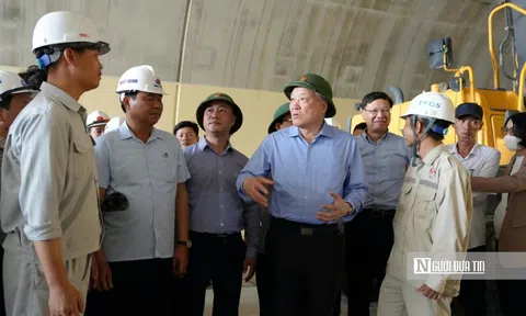 Phó Thủ tướng Thường trực Nguyễn Hòa Bình kiểm tra tiến độ cao tốc Bắc - Nam phía Đông tại Bình Định