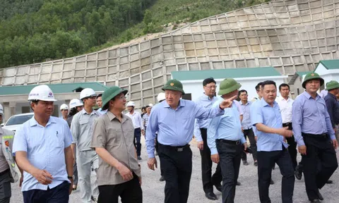 Phó Thủ tướng Thường trực Chính phủ Nguyễn Hòa Bình thị sát, kiểm tra dự án giao thông đoạn Quy Nhơn - Chí Thạnh