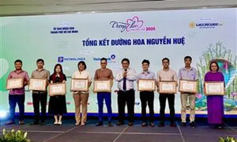Trao bằng khen cho tập thể, cá nhân đóng góp cho Đường hoa Nguyễn Huệ 2025