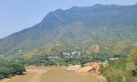 Nhận bộ bàn ghế của "cát tặc", nguyên trưởng công an huyện bị khởi tố