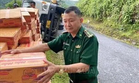 Xe tải chở hàng cứu trợ bị lật giữa dốc núi ở Nghệ An
