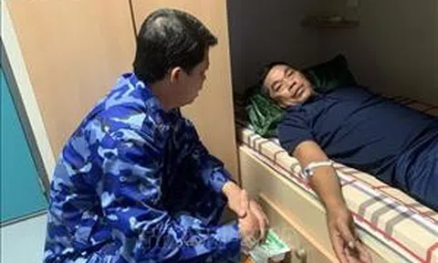 Cảnh sát biển kịp thời đưa ngư dân bị bệnh vào Trường Sa Lớn điều trị