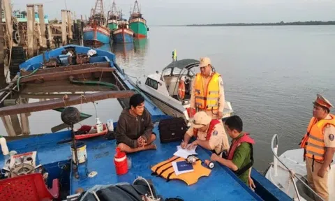 Phát hiện, bắt giữ nhiều phương tiện hút trộm cát trên sông ở miền Tây