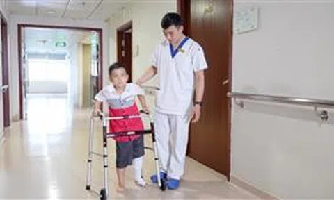 Vinmec lần đầu thay toàn bộ xương đùi cho bệnh nhi ung thư nhỏ tuổi nhất thế giới