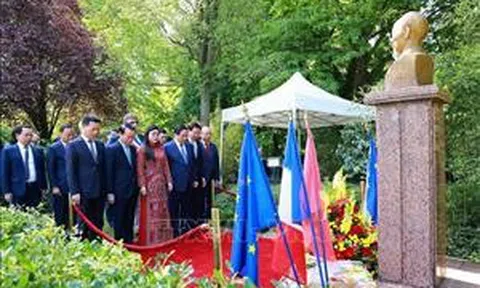 Thủ tướng Phạm Minh Chính dâng hoa tưởng niệm Chủ tịch Hồ Chí Minh tại Montreuil, Pháp