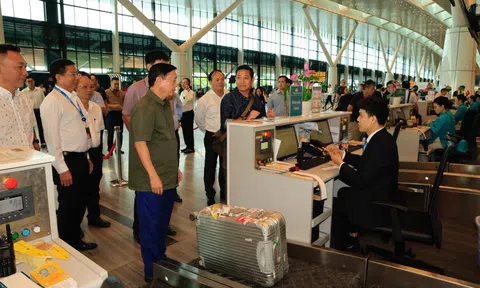 Phó Thủ tướng Trần Hồng Hà thị sát hoạt động của nhà ga T3 - sân bay Tân Sơn Nhất