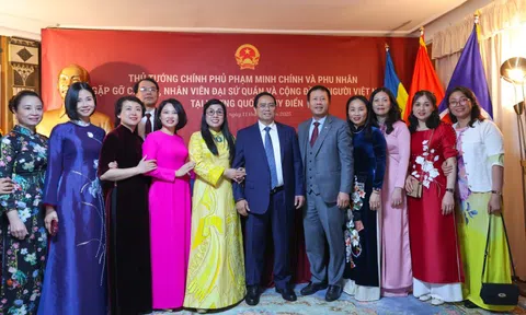 Thủ tướng gặp gỡ kiều bào tại Thụy Điển: 'Tự lo được cho mình cũng là yêu nước'