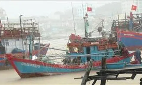Quảng Bình: Hỗ trợ cứu tàu cá sắp bị chìm trên sông Nhật Lệ