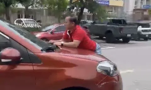 Công an vào cuộc điều tra vụ người đàn ông bám đầu ô tô đang chạy