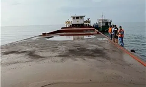 Cảnh sát biển bắt giữ tàu vận chuyển cát không rõ nguồn gốc