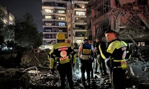 Iran nã hàng trăm tên lửa vào Israel