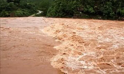 Huế: Hai anh em ruột bị nước lũ cuốn tử vong khi đi đánh cá