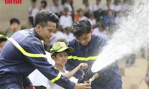 Thiếu nhi hào hứng học kỹ năng phòng cháy, chữa cháy