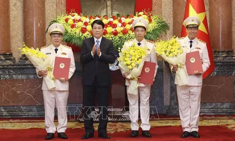 Chủ tịch nước Lương Cường trao quyết định thăng cấp bậc hàm Thượng tướng cho lãnh đạo Bộ Công an