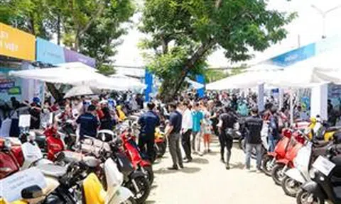 Khách hàng ồ ạt đặt cọc xe máy điện tại sự kiện 'Đổi xăng lấy điện'
