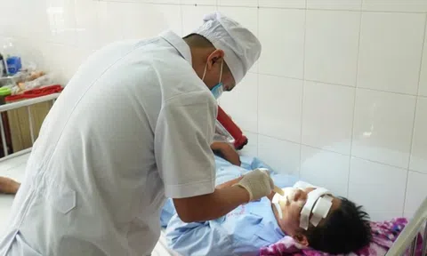 Đang đi trên đường, tài xế bị máy bay không người lái đâm bị thương