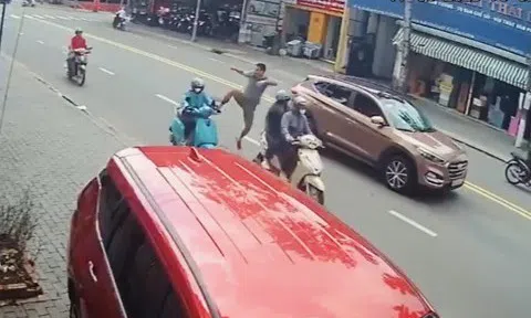 Người đàn ông xuống ô tô đạp ngã nữ tài xế 26 tuổi khai gì?
