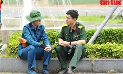 Những nhà báo khoác màu áo lính