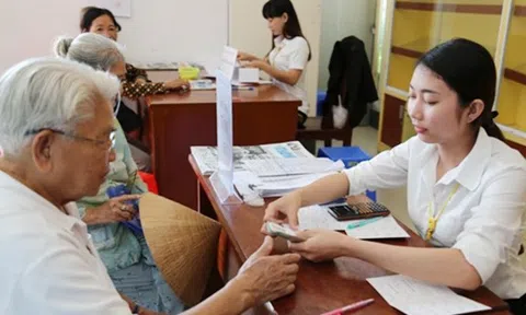 Thẩm quyền quyết định chi trả mức trợ cấp xã hội, tạm dừng trợ cấp xã hội