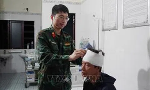 Cấp cứu kịp thời ngư dân bị tai nạn lao động khi đánh bắt hải sản ở Trường Sa