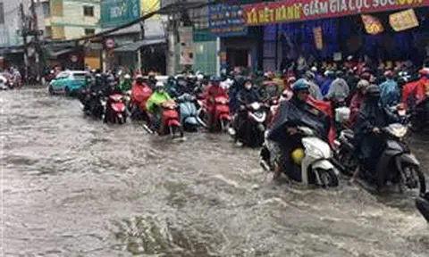 TP Hồ Chí Minh: Mưa lớn kéo dài, nhiều tuyến đường bị ngập sâu