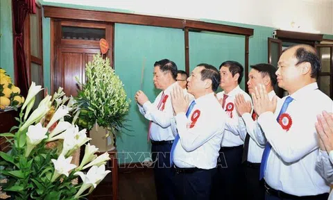 Lễ báo công dâng Bác nhân kỷ niệm 100 năm Ngày Báo chí Cách mạng Việt Nam