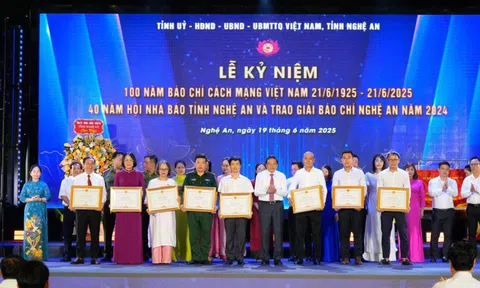 Văn phòng miền Trung - Tạp chí Đời sống & Pháp luật nhận bằng khen của UBND tỉnh Nghệ An
