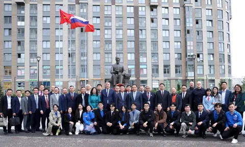 Phó Thủ tướng Lê Thành Long dâng hoa tại tượng đài Chủ tịch Hồ Chí Minh ở TP. Saint Petersburg, LB Nga