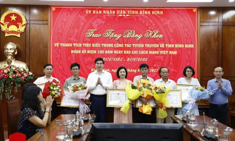 Phóng viên Tạp chí Đời sống và Pháp Luật nhận bằng khen của UBND tỉnh Bình Định