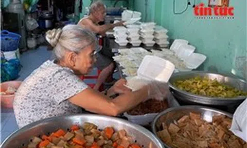 Vợ chồng U90 nấu cơm chay miễn phí cho người có hoàn cảnh khó khăn