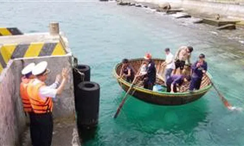 Đảo Trường Sa bàn giao bệnh nhân sau điều trị tai nạn lao động trên biển