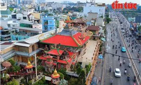 Độc đáo ngôi chùa được bao phủ bởi 30 tấn mảnh sành giữa lòng TP Hồ Chí Minh