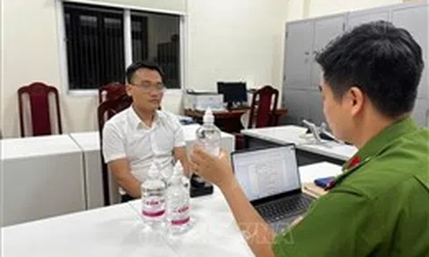 Bắt Phó Chủ tịch UBND một thị trấn ở Hà Nội vì sản xuất cồn giả