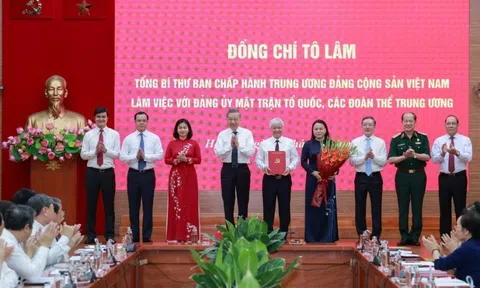 Tổng Bí thư trao quyết định tổ chức bộ máy Cơ quan Ủy ban Trung ương MTTQ Việt Nam