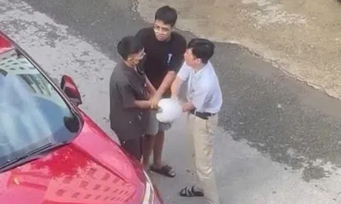Điều tra vụ 2 bố con đánh người khác chảy máu đầu rồi hỏi "có biết tao là ai không"